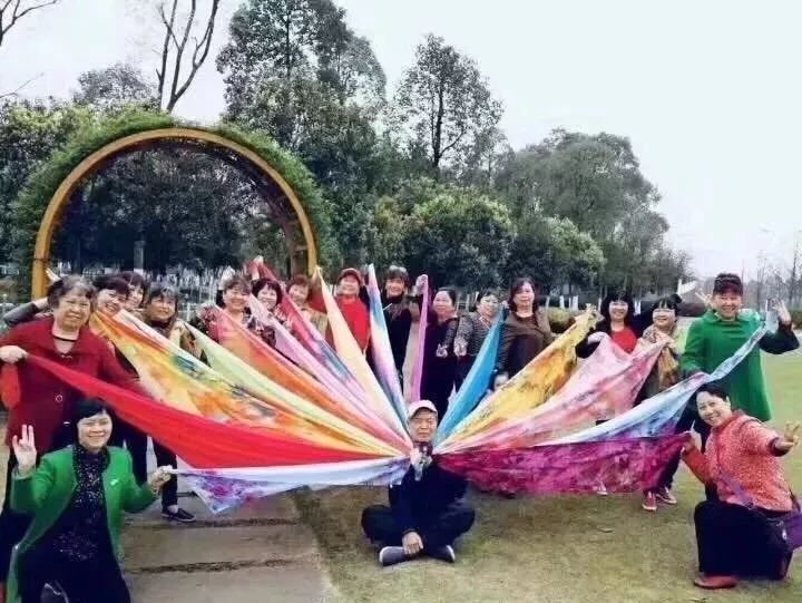 大妈旅游照专用动作,中国大妈外出旅游标准动作