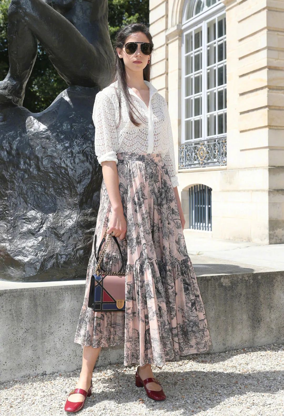 穿裙子要搭配什么鞋子才好看呢,红色上衣黑色裙子配什么鞋子好看