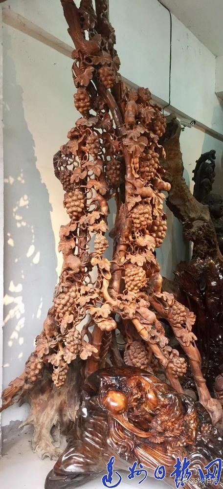 根雕匠人,根雕大师精心雕刻