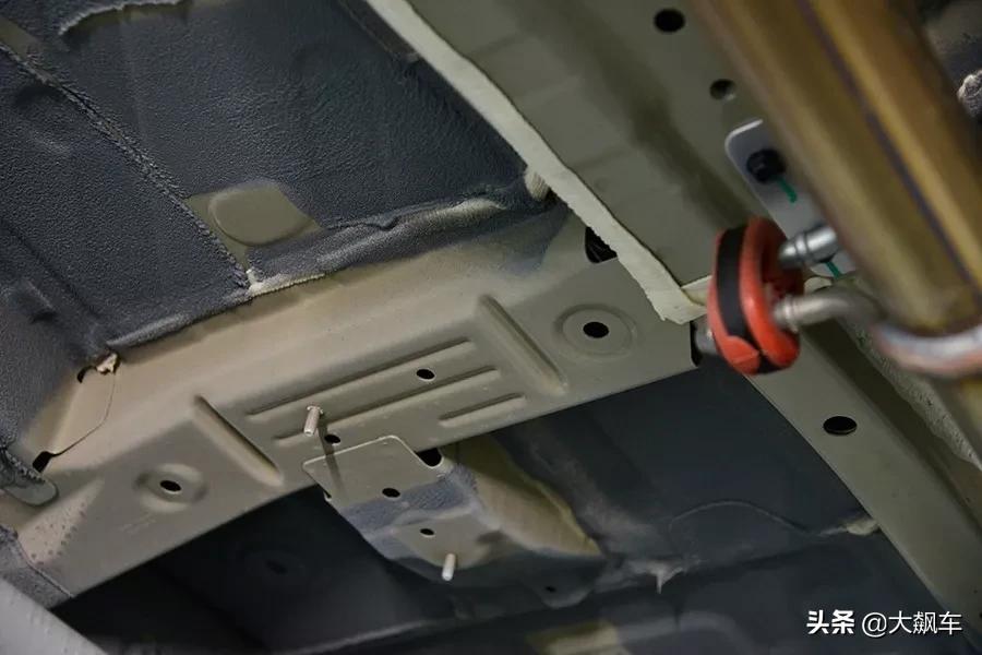 领克09底盘和xc90底盘对比,领克09底盘和福特探险者底盘对比