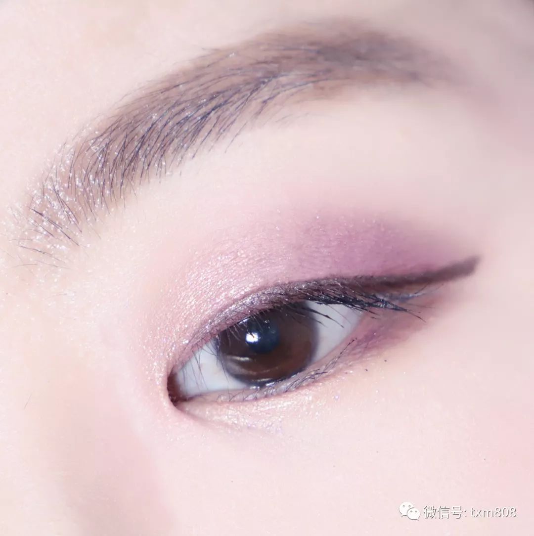 精致的猪猪女孩，“JUJU粉”眼影盘了解一下？