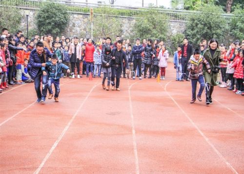 漫步在校园的操场上,漫步在校园小路上