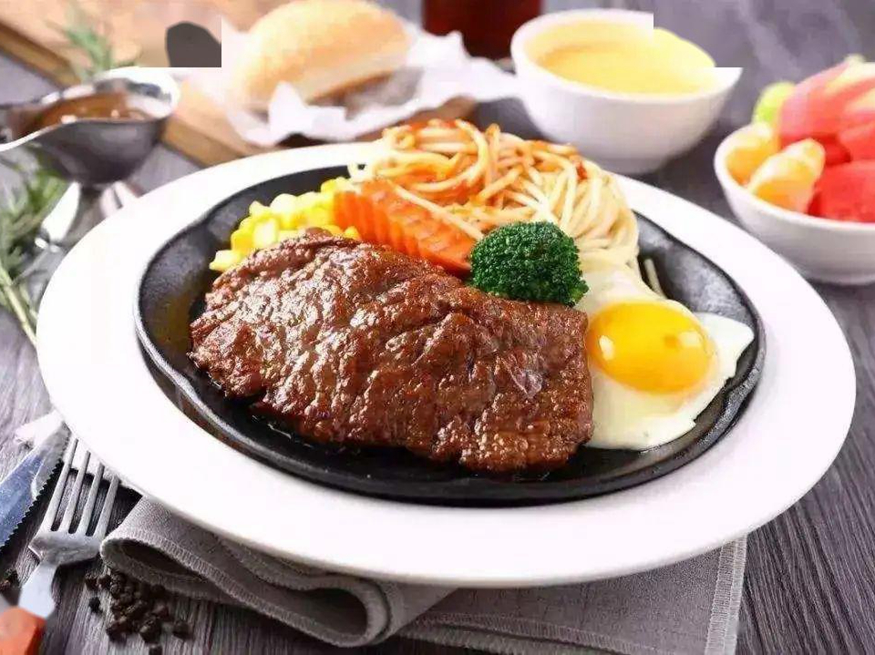 西餐厅给一杯柠檬水是干嘛的,吃西餐为什么上一杯白开水