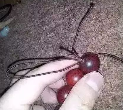 弹力绳穿珠子收尾打结方法,手串绳隔珠结的打结方法