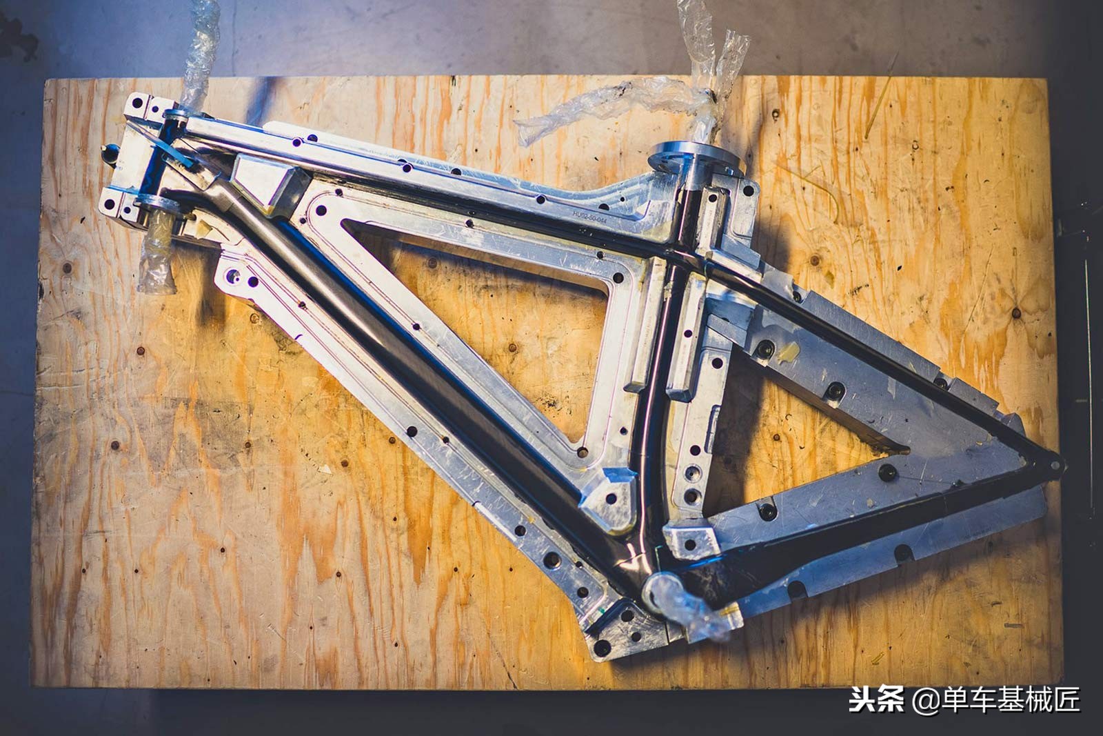 不偷奸不耍滑:实实在在的790g山地车车架,竟然还包含了桶轴