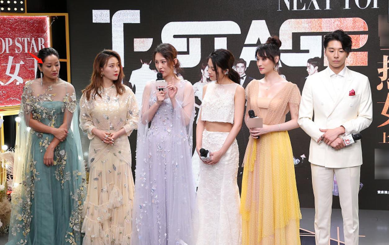 瞿颖近照，皮肤粗糙法令纹明显还发福严重，似老了十岁