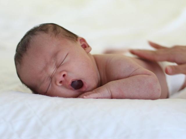 新生儿20天吐奶严重睡不醒,新生儿20天吐奶就打嗝怎么回事