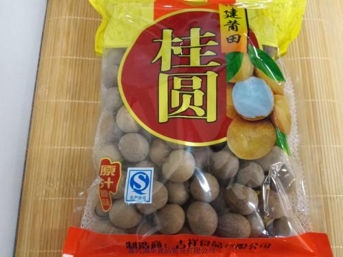 为啥新鲜白嫩的龙眼荔枝，做成干果就变黑了？能多吃吗？