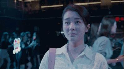 戚薇老态尽显,戚薇和关晓彤站在一起