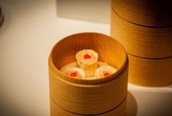 中国人烧给死人的纸扎,登上巴黎设计周,还被法国的博物馆收藏。