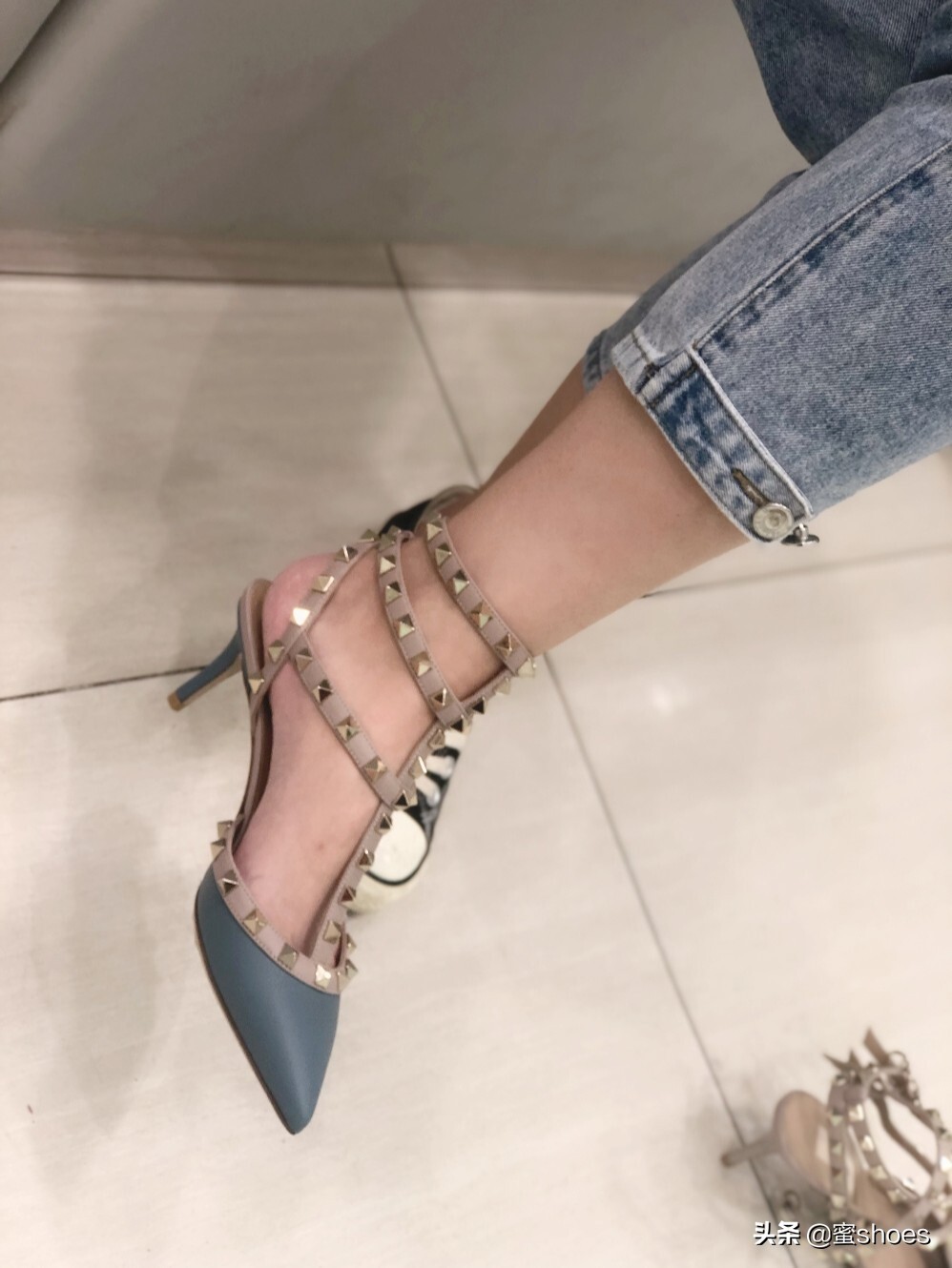 华伦天奴粉色铆钉高跟鞋穿搭,华伦天奴高跟鞋配红裙