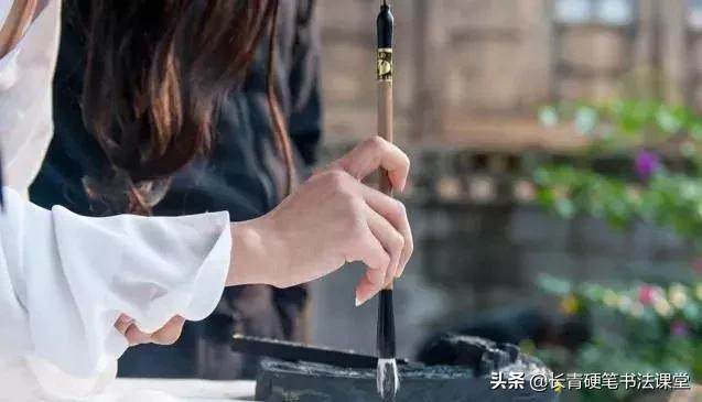 写毛笔字正确握笔姿势,毛笔的握笔姿势的正确方法
