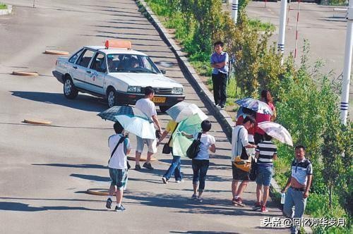 一般驾校教练工资多少,驾校教练工资每月能拿两万吗