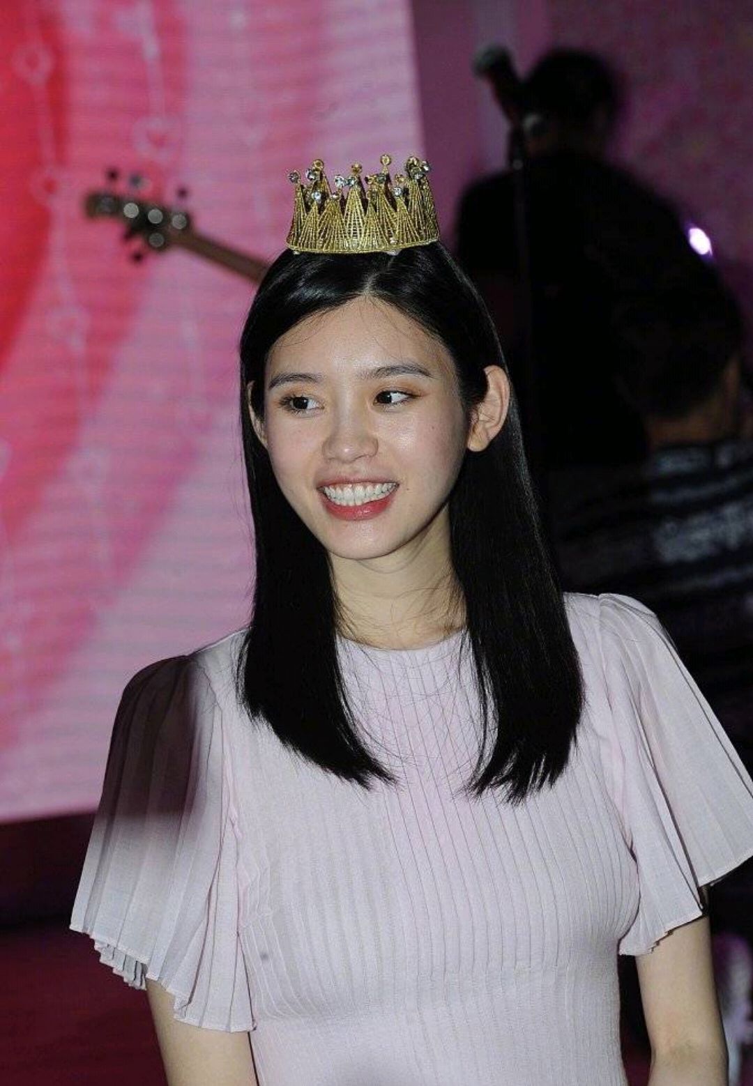 何猷君奚梦瑶求婚戴哪只手,何猷君奚梦瑶错别字