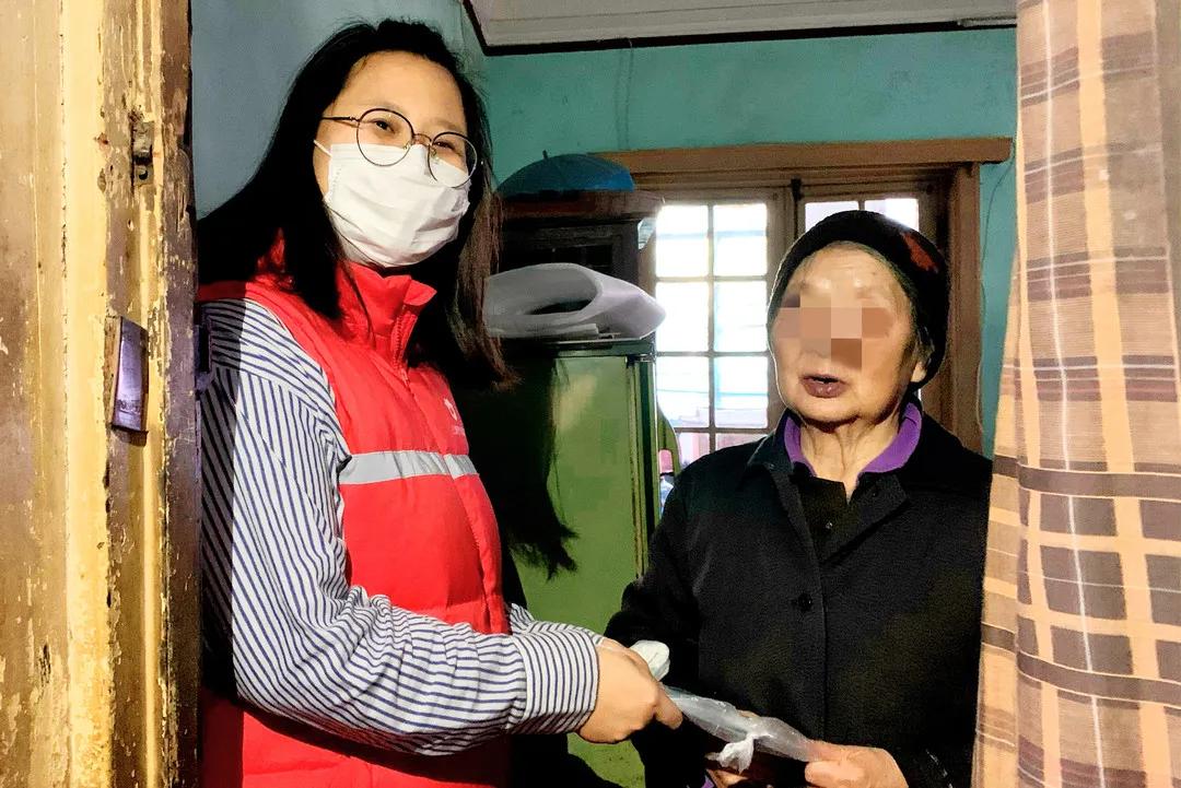 缓解居民恐慌情绪、为独居老人送菜上门、代配药物……长宁诞生了一支“救急”队
