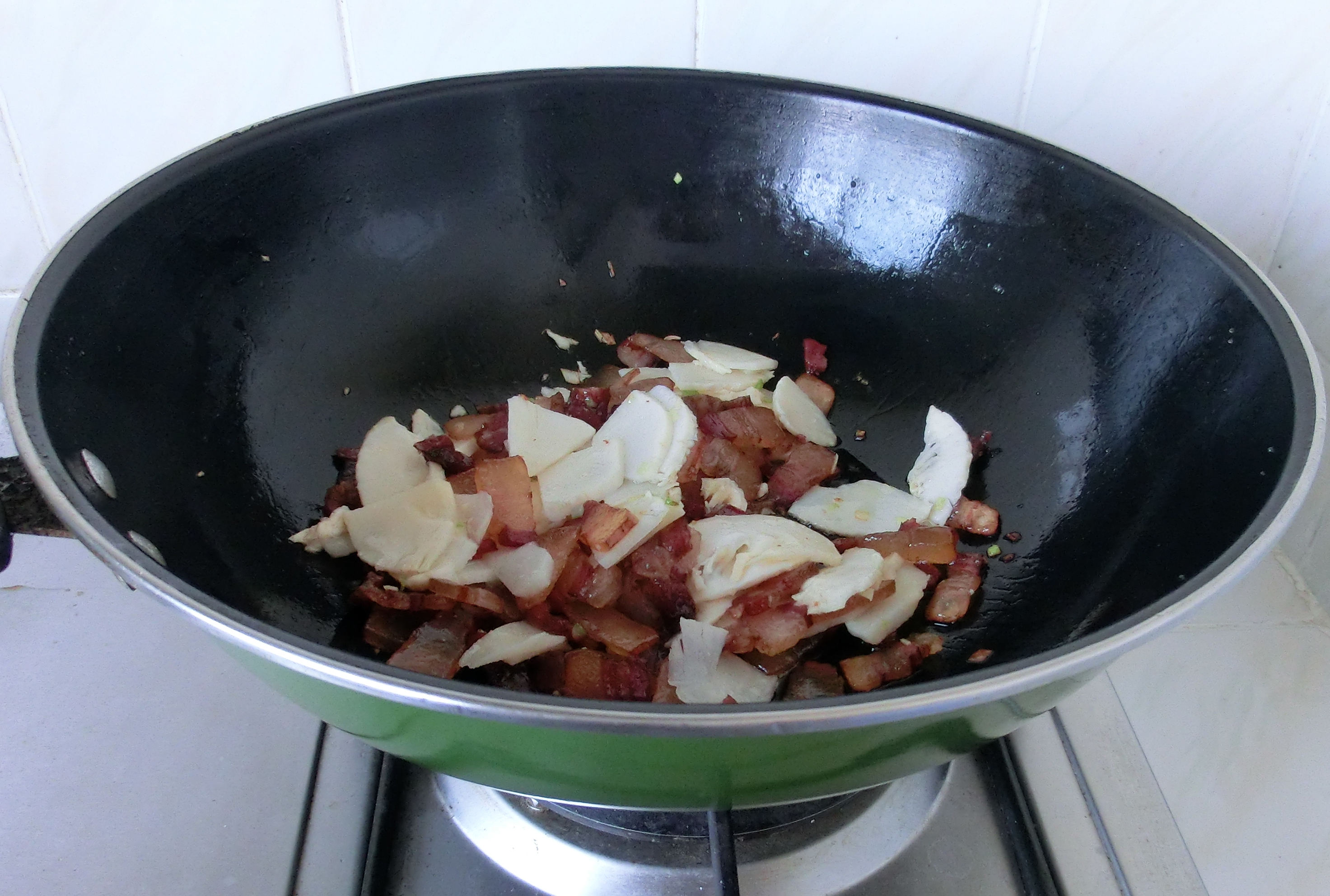 炒腊肉不要直接下锅,炒腊肉时不能洗净直接炒