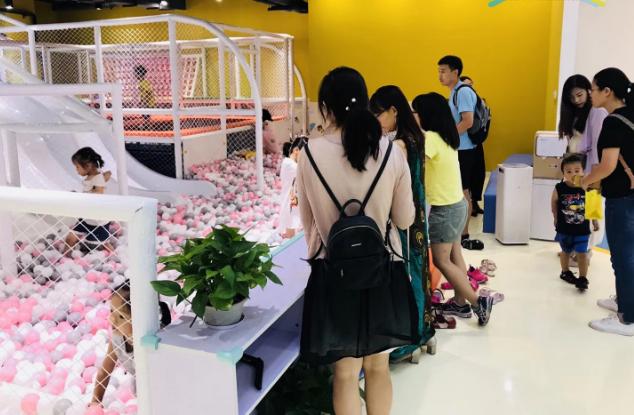 在小区门口开一家儿童游乐场,万科小区内儿童游乐场