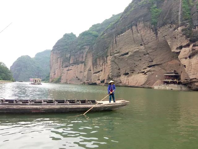 一个让人流连忘返的地方，山清水秀，只需要坐在河边发呆就行。