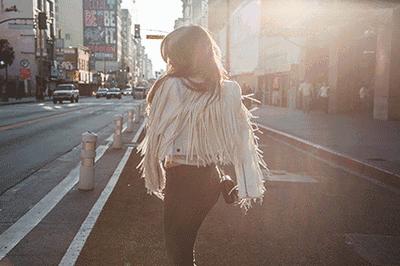 今年流行的西装怎么穿好看呢,穿皮西装怎么搭配好看