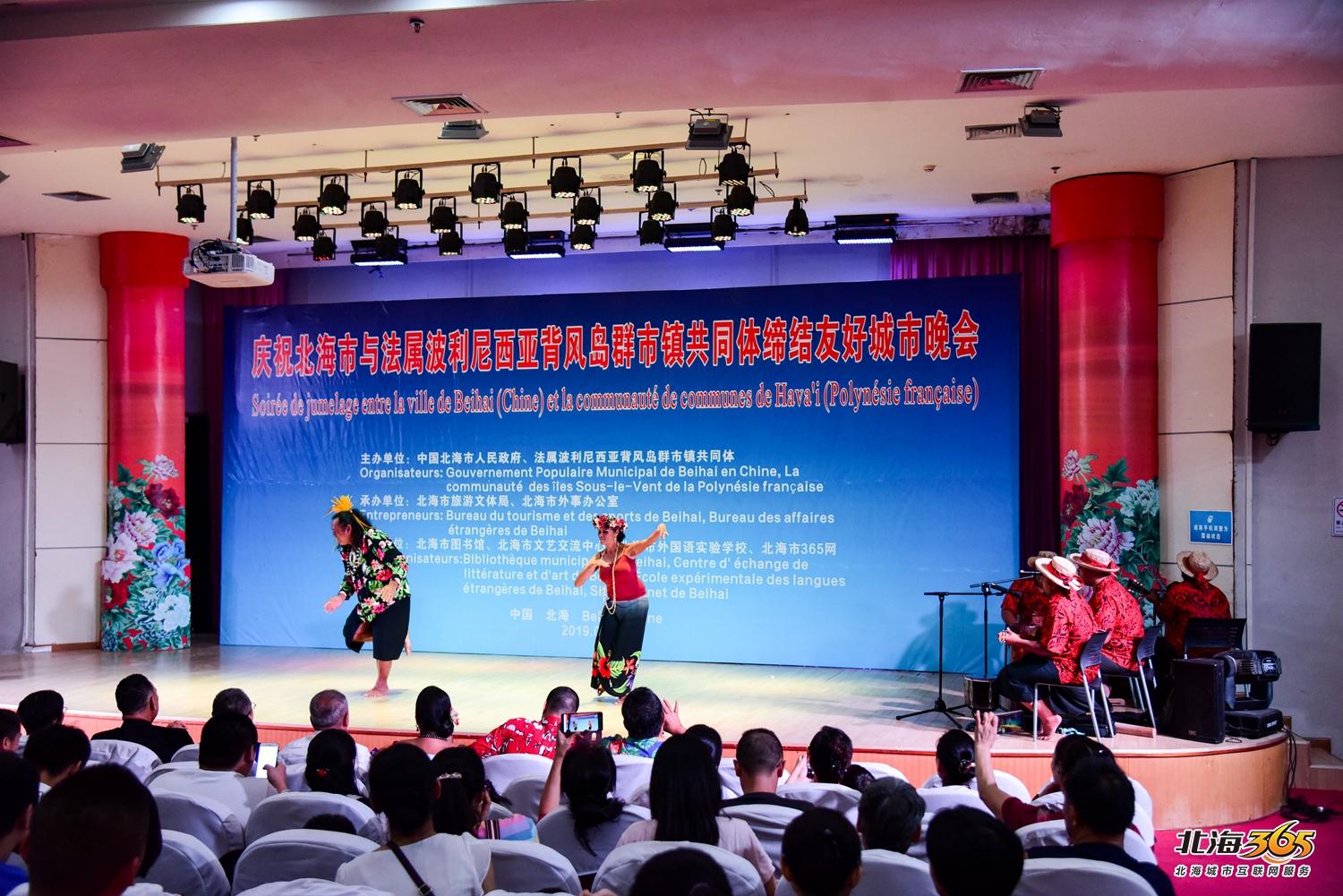 我在北海图书馆拍了一场特别的晚会，观众情不自禁跟着节奏动起来