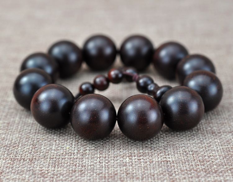 小叶紫檀瘤疤手串为什么容易开裂,黄花梨和小叶紫檀哪个容易开裂