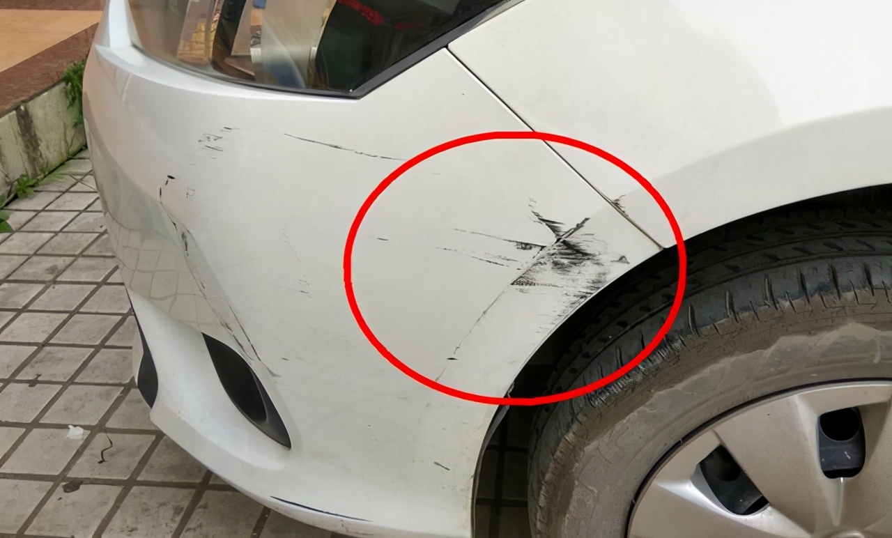 车上蹭上别人的漆怎么清除,车上蹭到别的颜色的漆