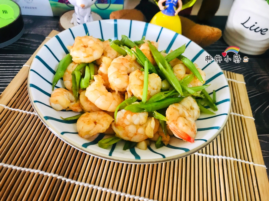 怎么做虾烧好吃又简单,这样做虾外酥里嫩全家老小都爱吃