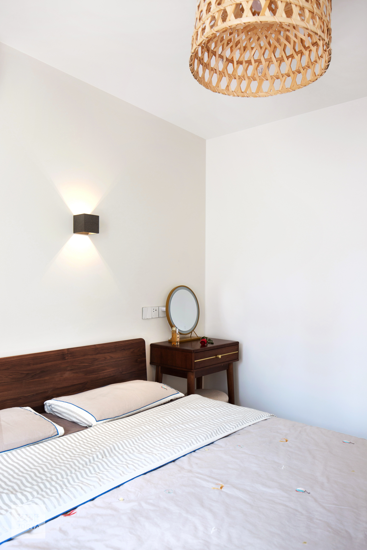 这家的电视柜既能收纳,也是喵星人乐园