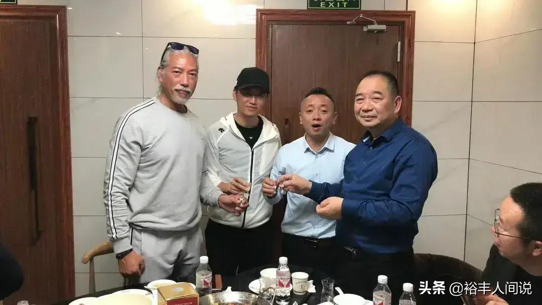 张耀扬开啤酒片段,张耀扬倒酒