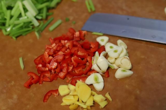 辣炒小河虾跟什么菜搭配,芹菜炒小河虾家常做法