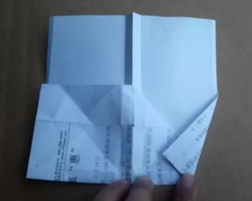 实际上可以飞超远的纸飞机,特别简单但是可以飞很远的纸飞机