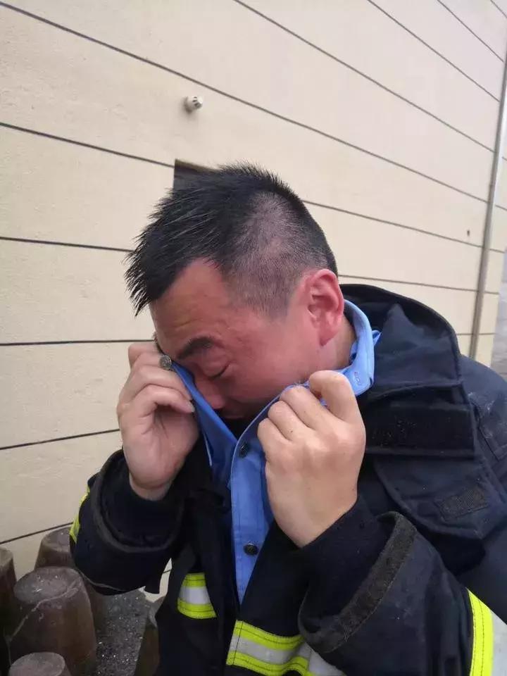 杭州一男人“脸红照”帅炸！网友看着看着就流泪了......