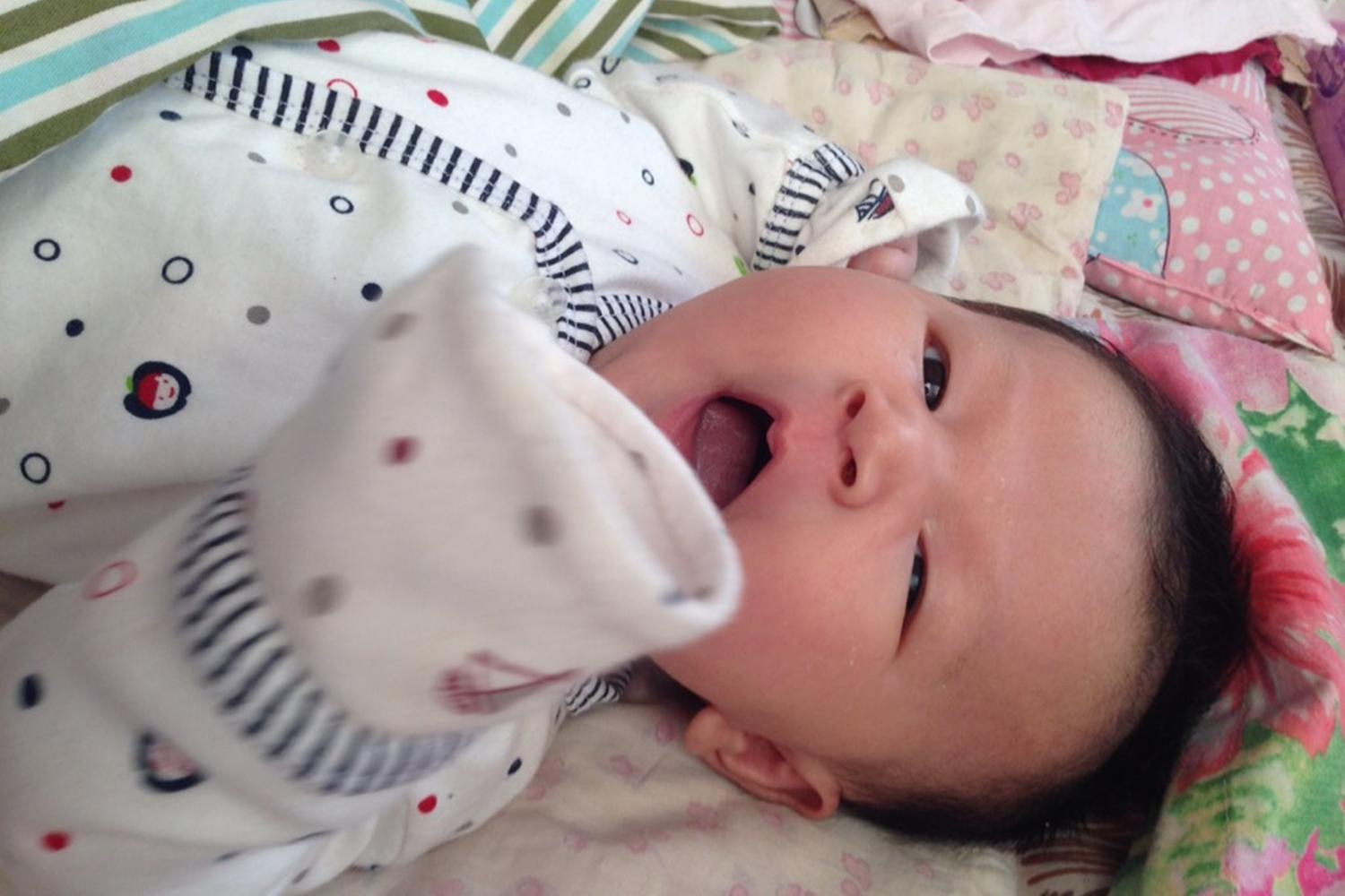 怎样解决宝宝夜间频繁醒来的问题,宝宝白天睡眠浅容易醒怎么处理