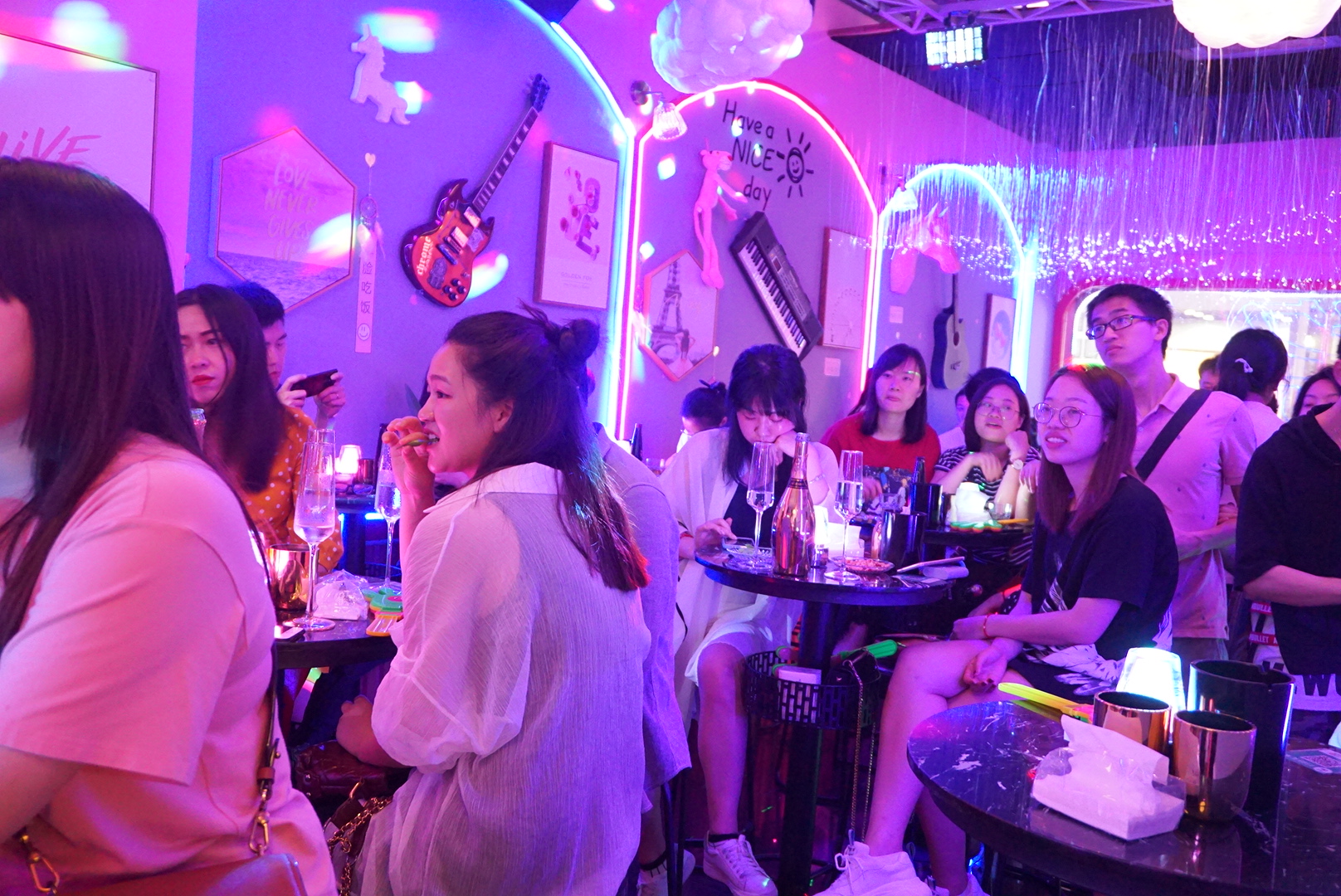 粉色羽毛、星空灯、透明泡泡，没错，一起来好久不见约听歌啊