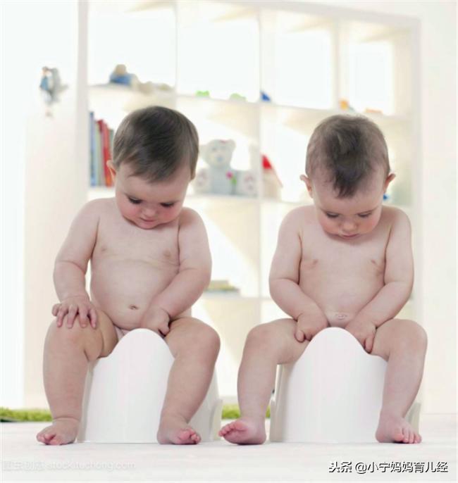 婴儿发脾气用手抓自己怎么处理,婴儿夜里伸手乱抓需要按住吗