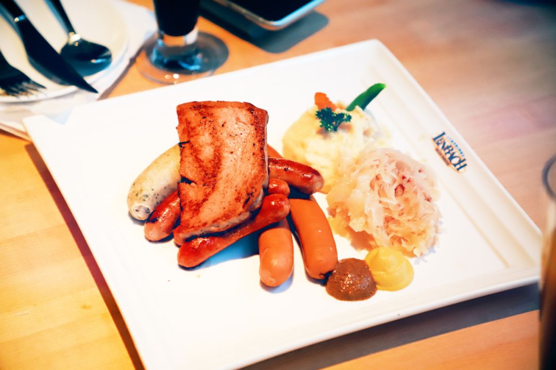 开心仪的车，吃德国美食，人生圆满不过如此！吉食到，开饭咯！