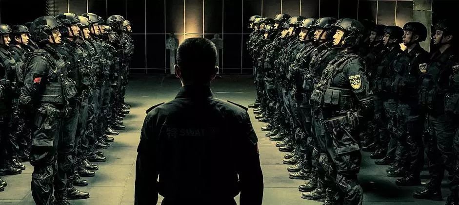 特警秀肌肉训练教学,特警上台表演自己的肌肉