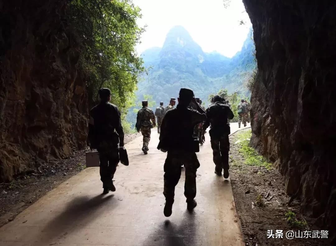 战鼓催春丨欣逢本命年,看广西*警武**三代人同框说感悟!