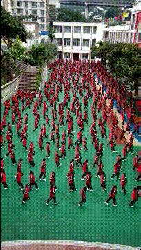 搞笑gif图妹子你太逗了,搞笑gif妹子你的衣服太前卫了