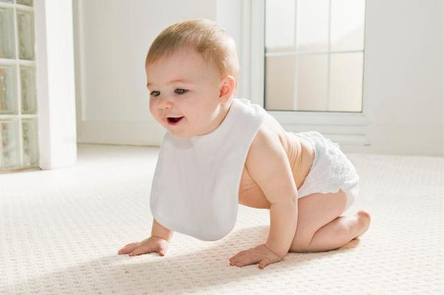 宝宝睡整觉晚上要换尿布吗,宝宝睡整觉了要不要吸奶