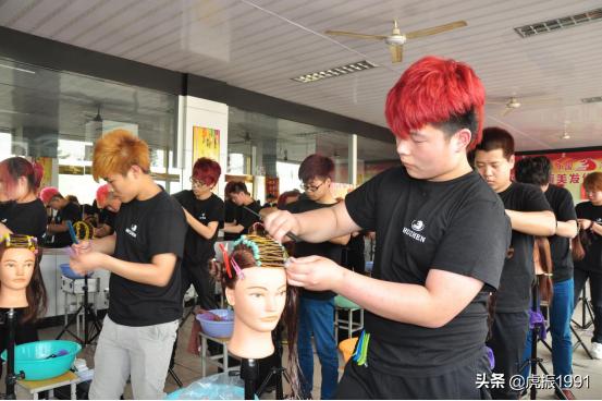 学习美发需要注意事项,美发掌握不同梳子吹风技巧