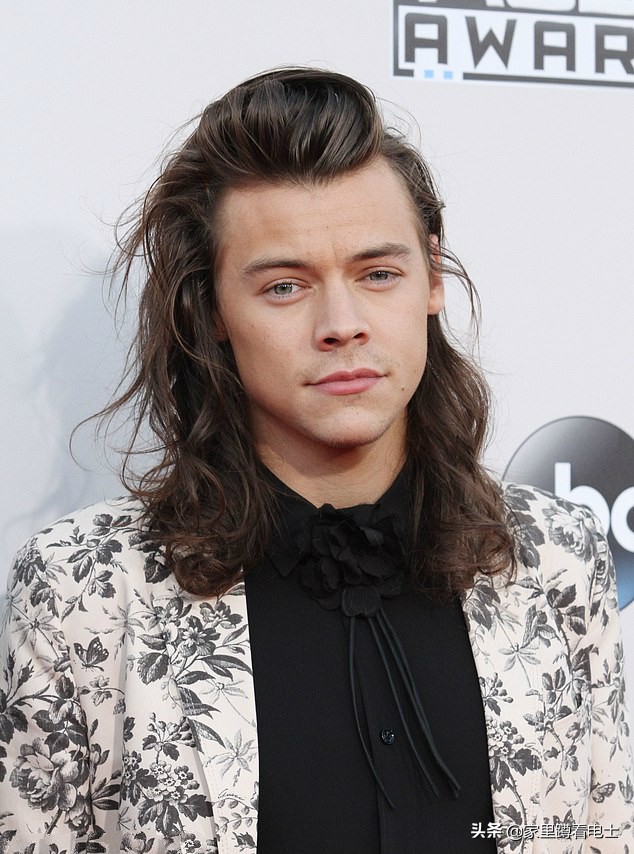 论发型的重要性：英国男偶像短发配刘海，从男神变“流浪汉”？