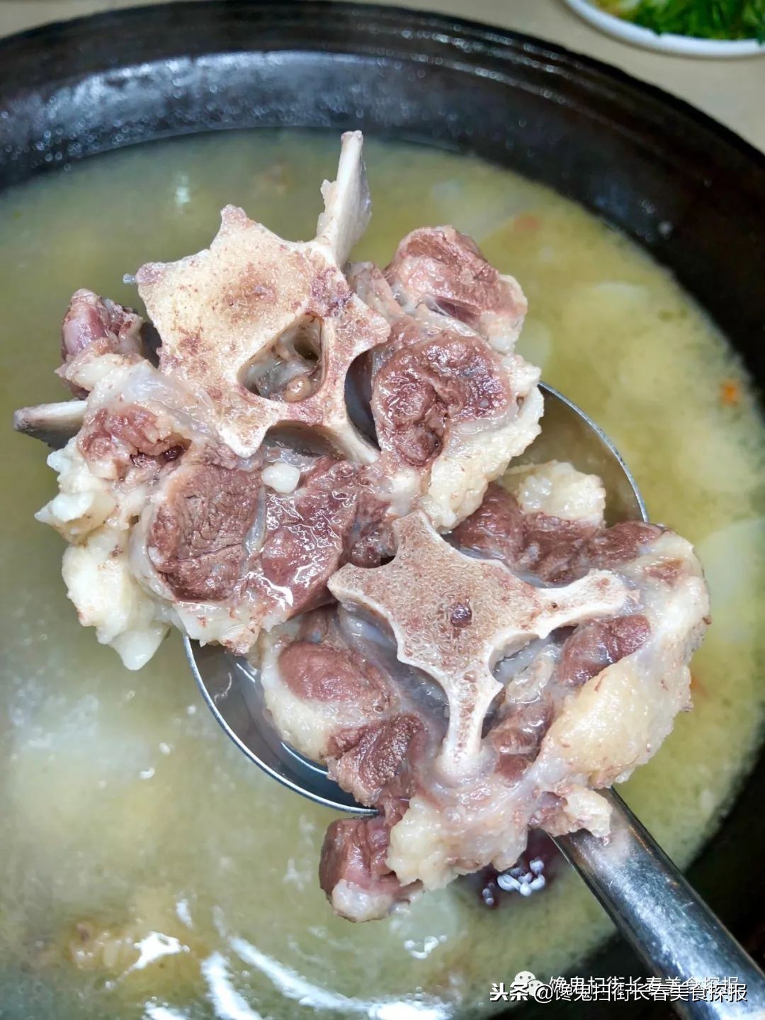 南湖别墅区藏个旧屯子，铁锅炖鱼天天爆满据说空姐都吃胖了！