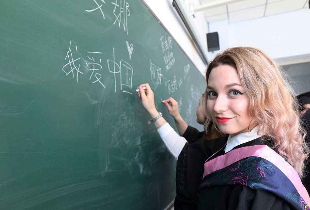 俄罗斯女孩在黑河干什么工作,俄罗斯女性一般做什么工作