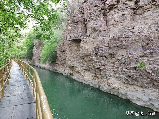 这条悬在崖壁上的河床，比壁挂公路更艰巨