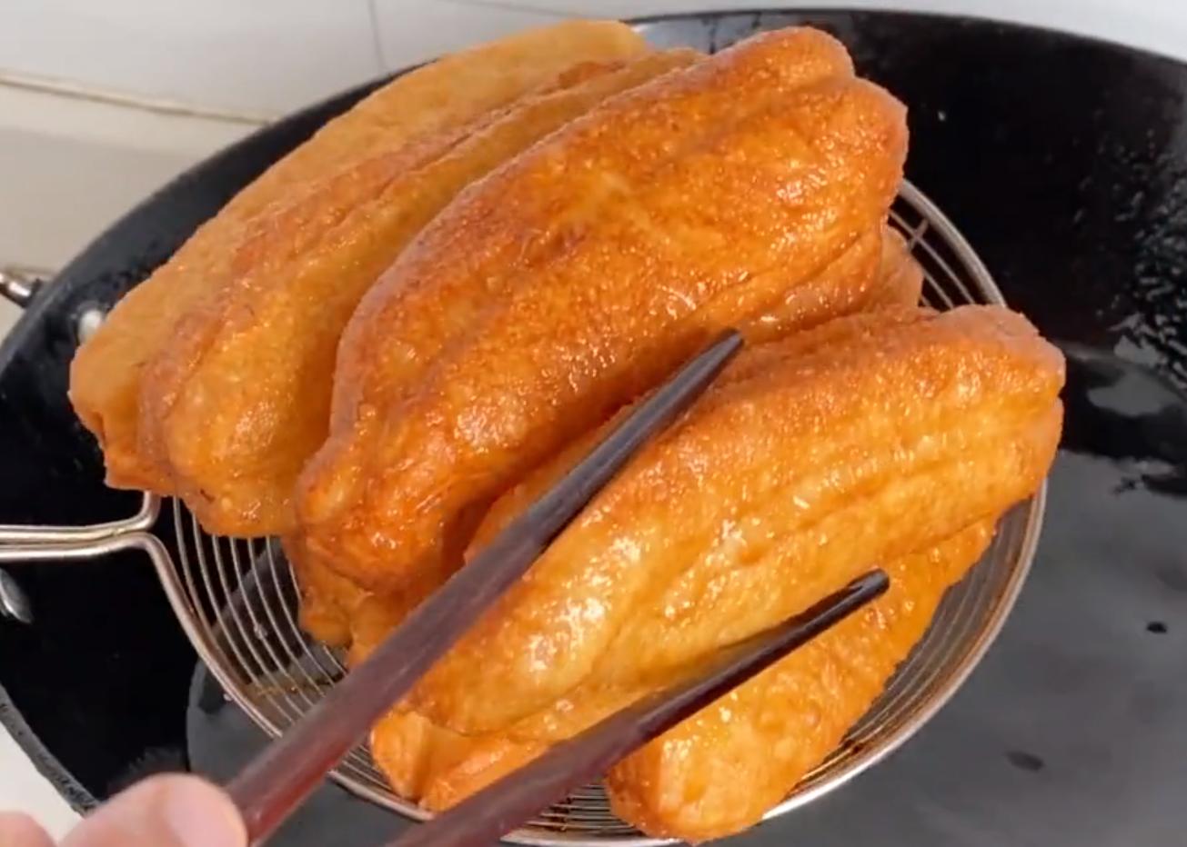 小油条香酥蓬松的做法不加鸡蛋,奶香鸡蛋小油条