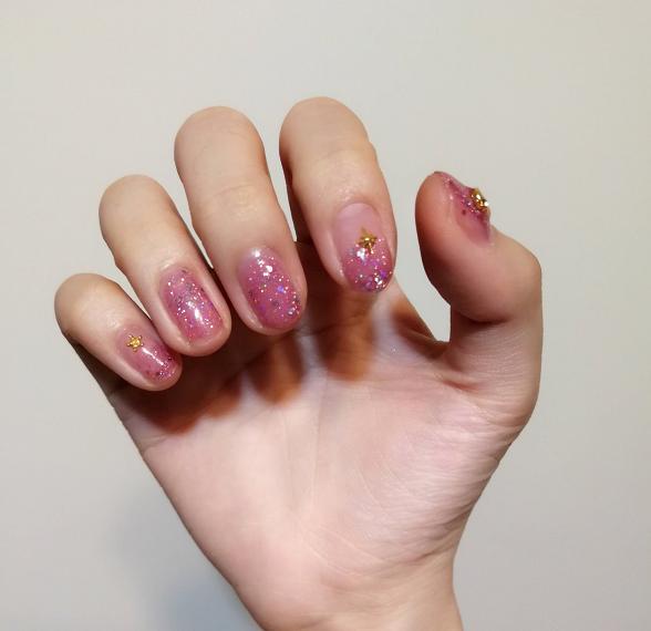 万能的亮片美甲不仅让你的指尖更出众，还会让你拥有好心情哦！