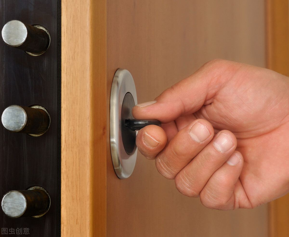 防盗门有异响调节视频,防盗门关门要闭合的时候异响