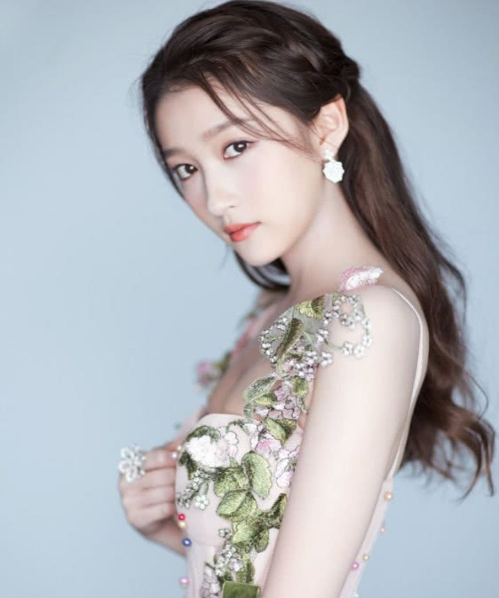 关晓彤街头拍戏被偶遇,关晓彤偷吃泡面被发现是什么综艺