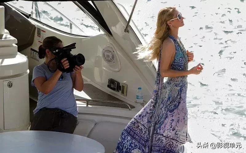 又开始炫富了？她的人生只剩下钱了